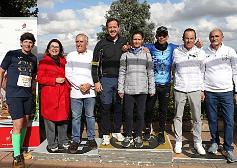 Imagen secundaria 1 - Algunos de los participantes en la carrera, a la que han acudido el alcalde de Toledo y el concejal de Deportes