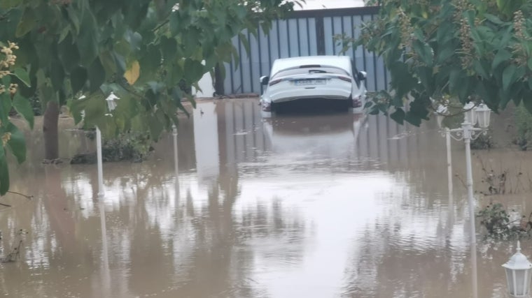 El agua destrozó el coche a pesar de que estaba en una rampa