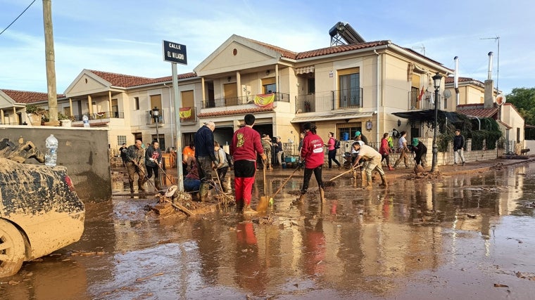 Imagen de los trabajos de limpieza, este sábado, en las calles de Utiel