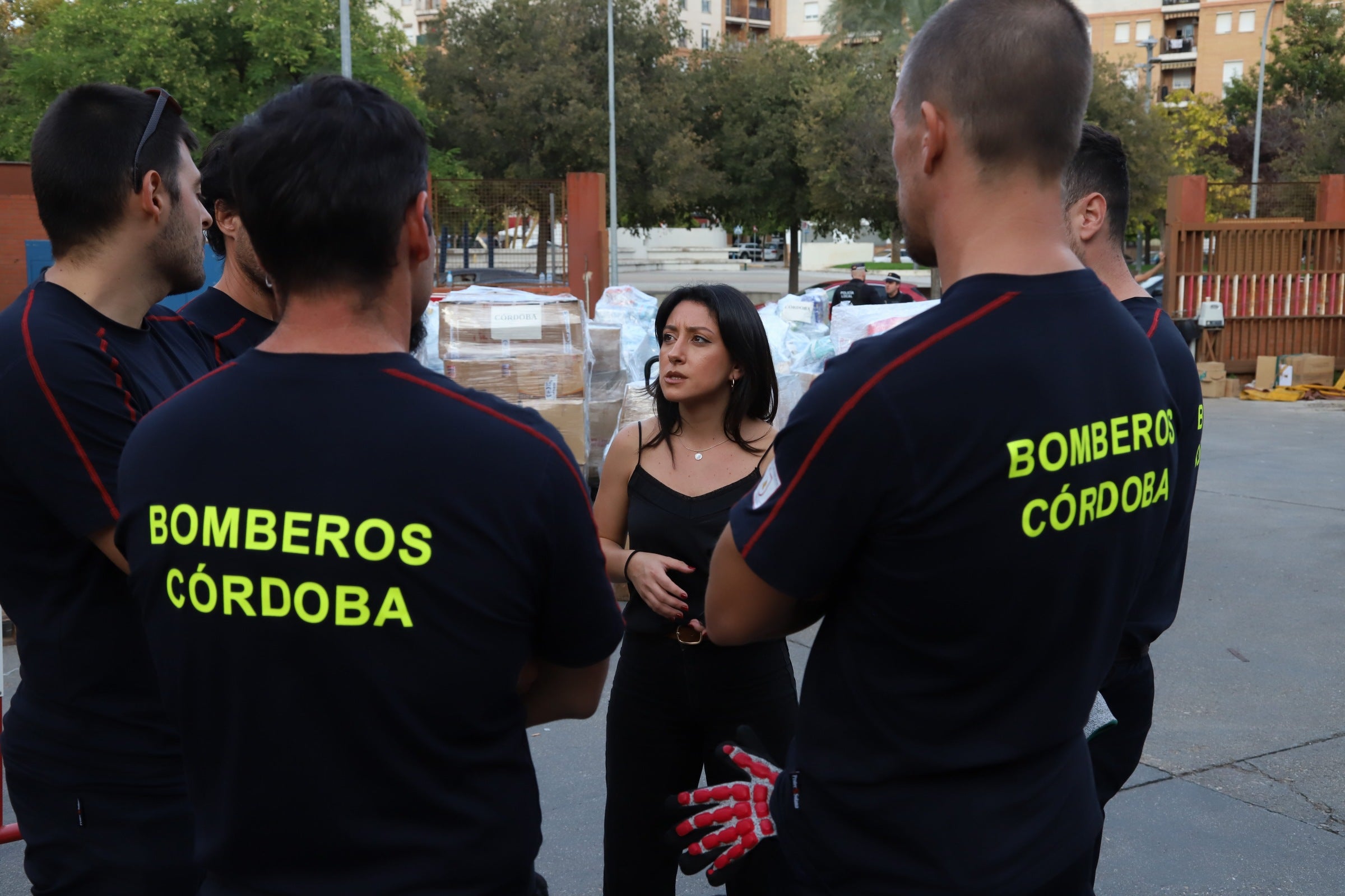 La despedida de los 22 bomberos de Córdoba hacia Valencia, en imágenes