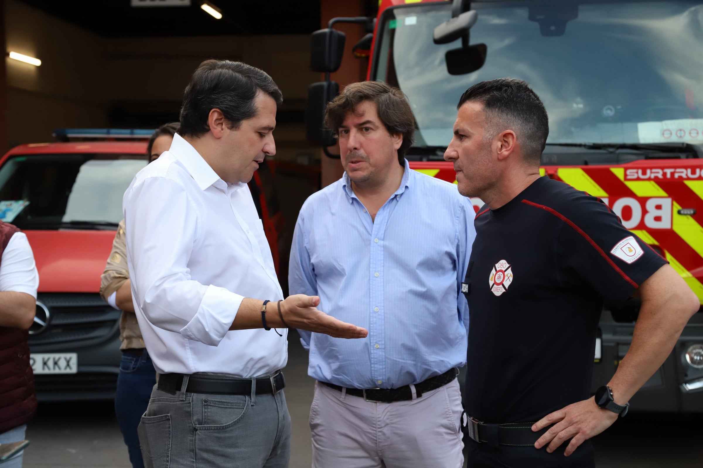 La despedida de los 22 bomberos de Córdoba hacia Valencia, en imágenes