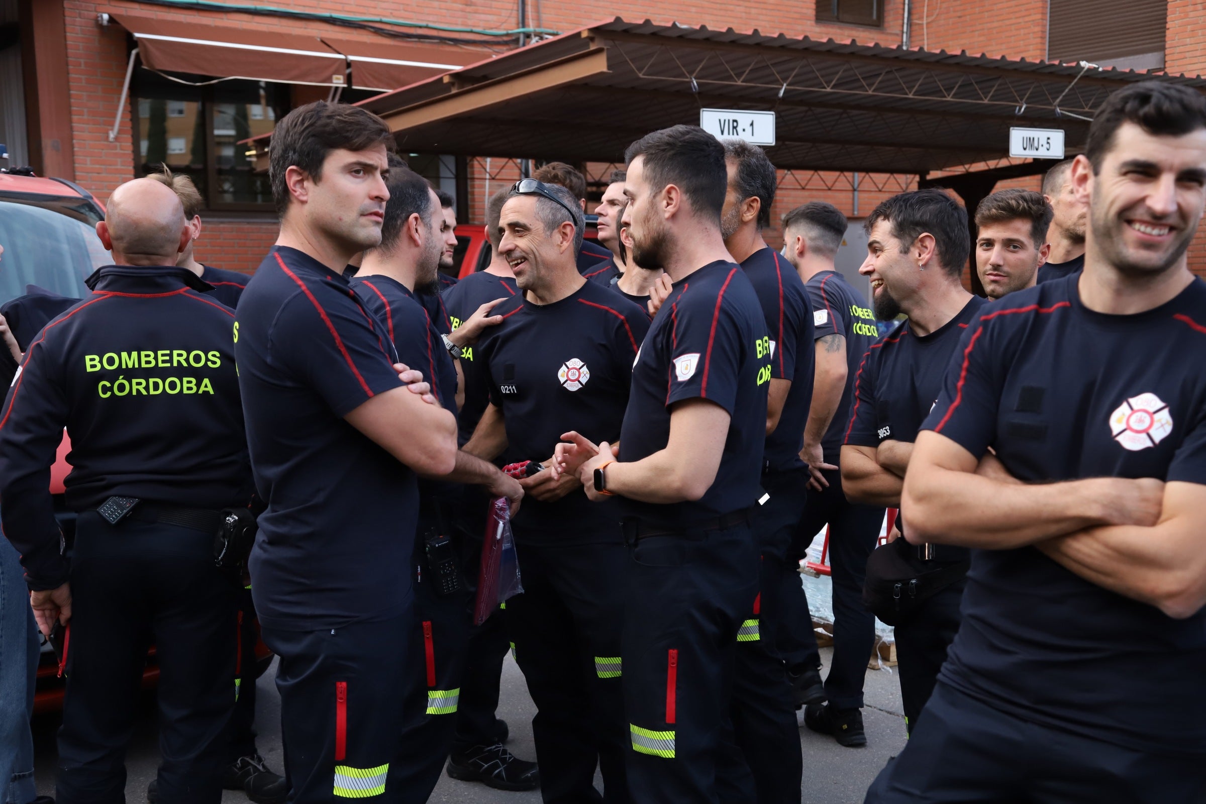 La despedida de los 22 bomberos de Córdoba hacia Valencia, en imágenes