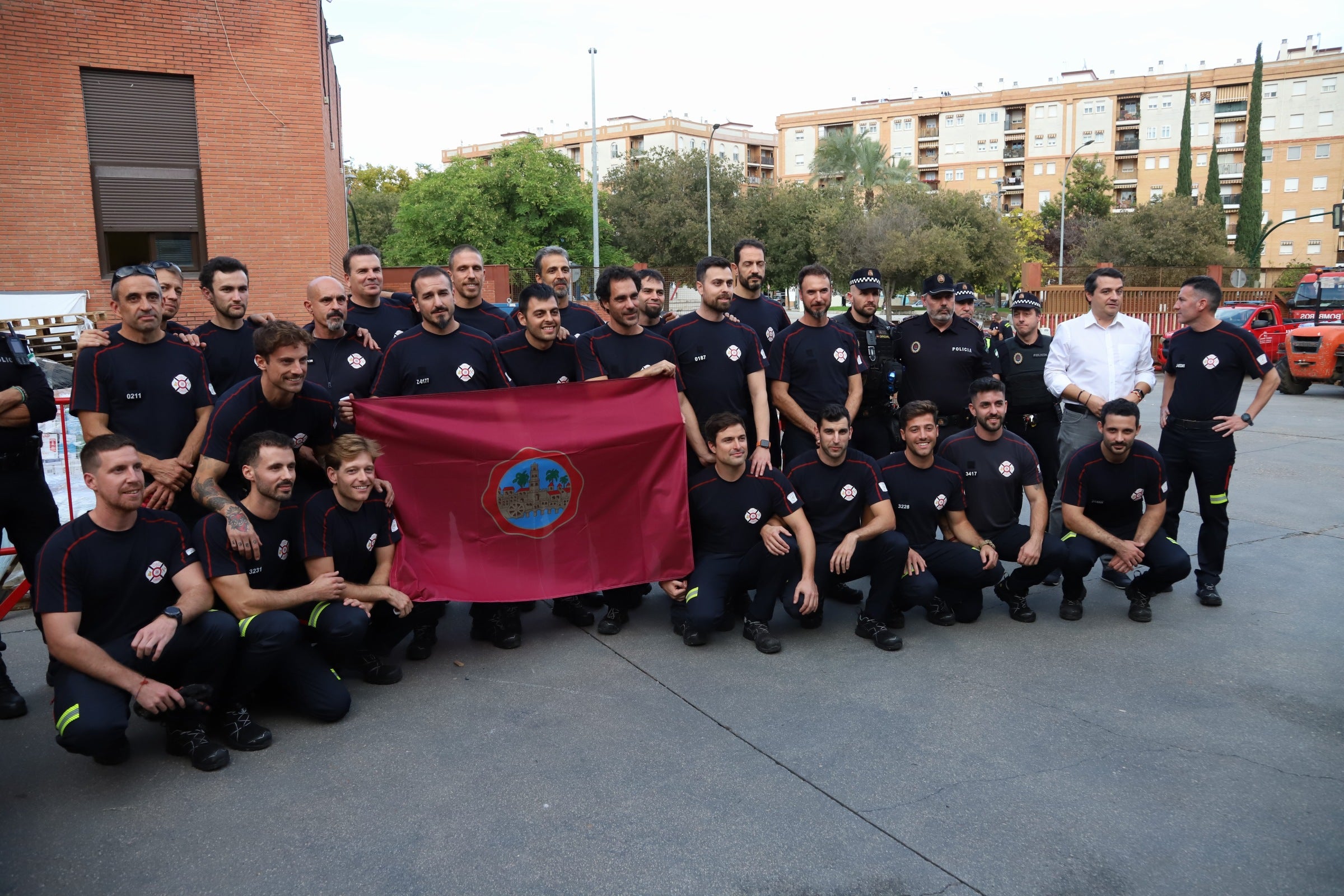 La despedida de los 22 bomberos de Córdoba hacia Valencia, en imágenes