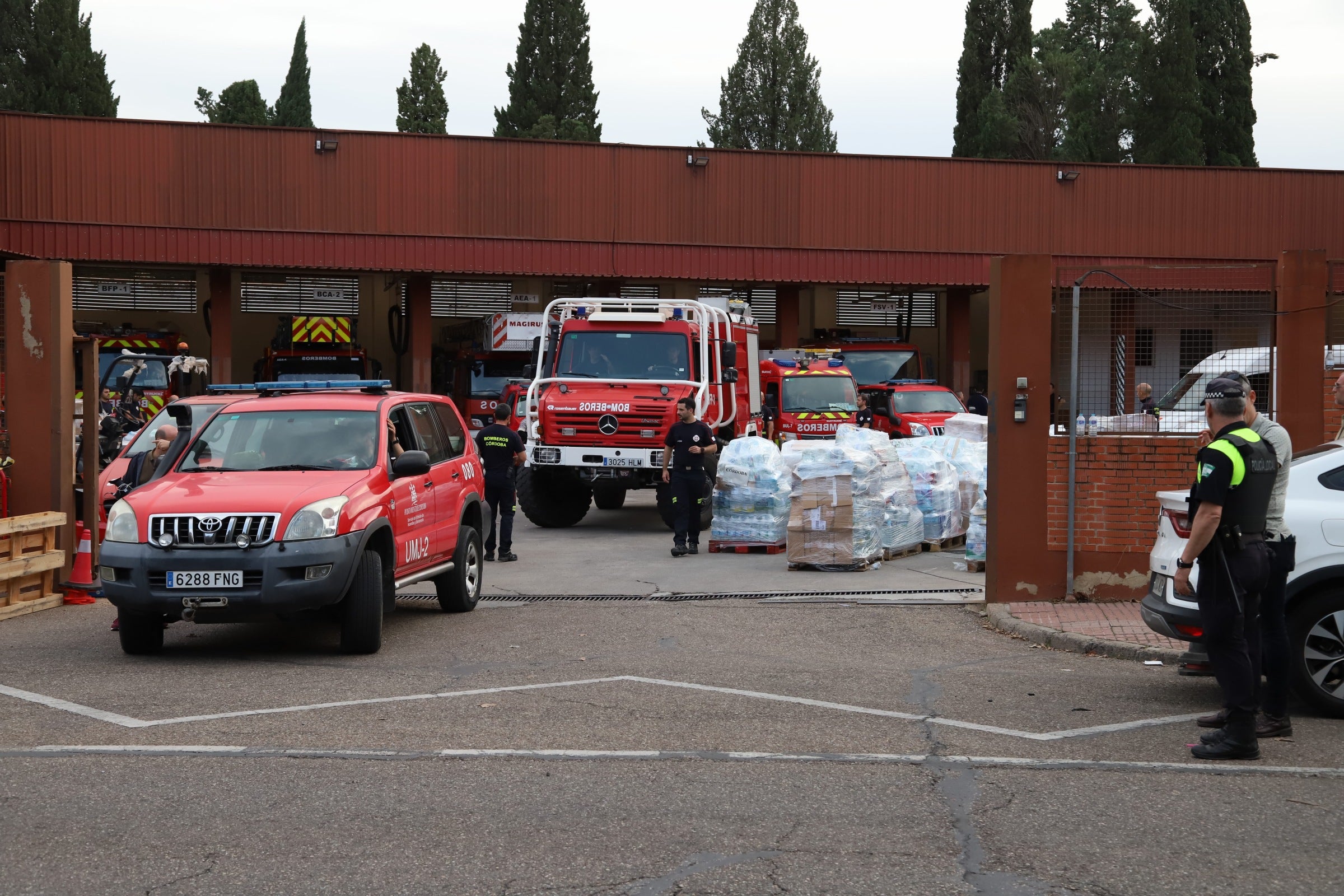 La despedida de los 22 bomberos de Córdoba hacia Valencia, en imágenes