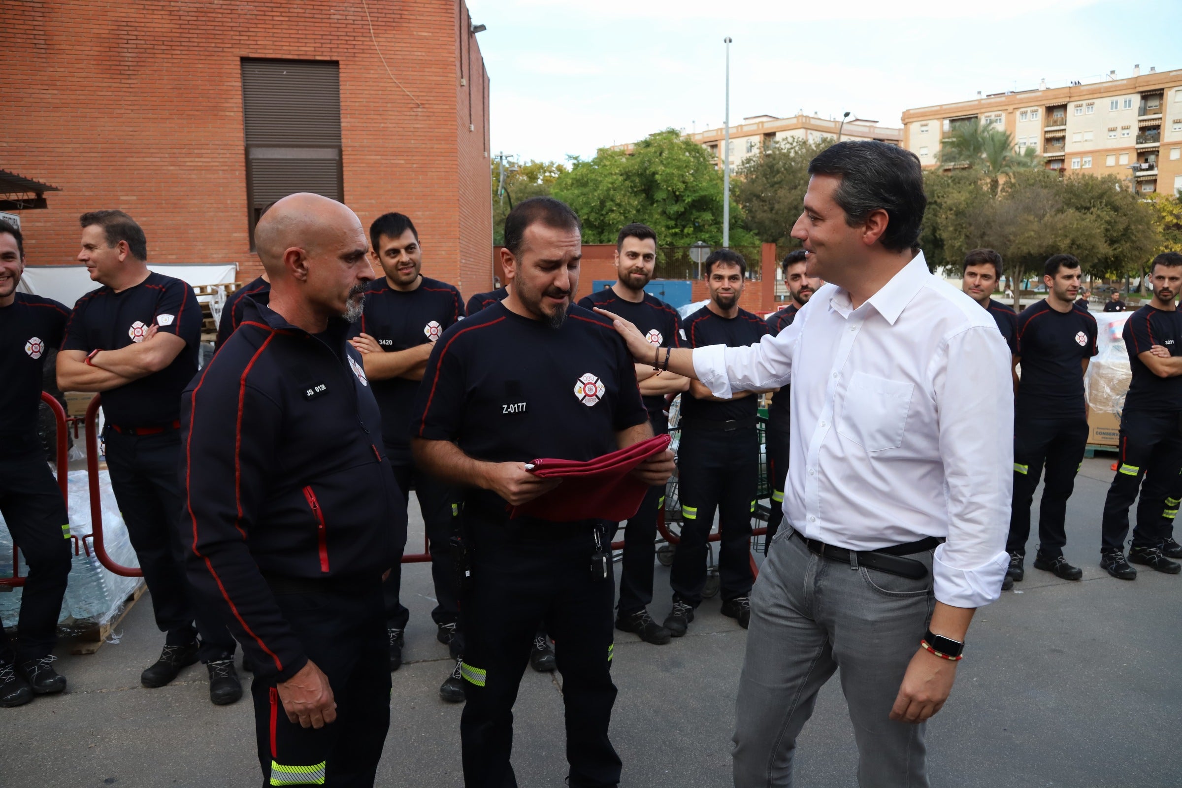 La despedida de los 22 bomberos de Córdoba hacia Valencia, en imágenes