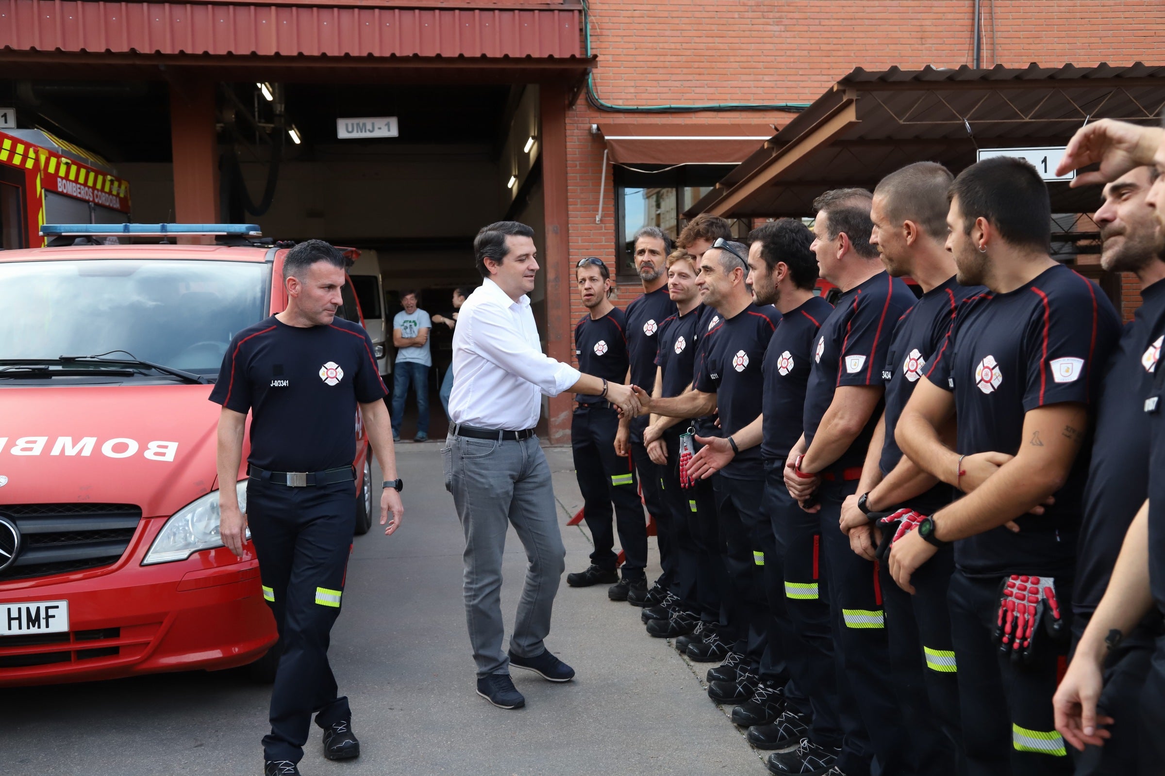 La despedida de los 22 bomberos de Córdoba hacia Valencia, en imágenes