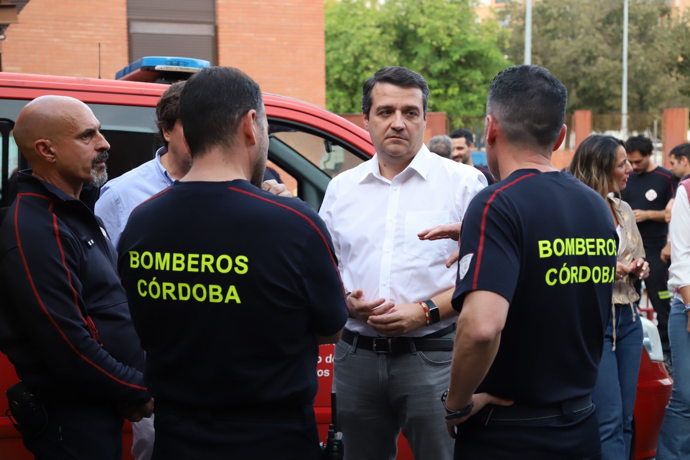 La despedida de los 22 bomberos de Córdoba hacia Valencia, en imágenes