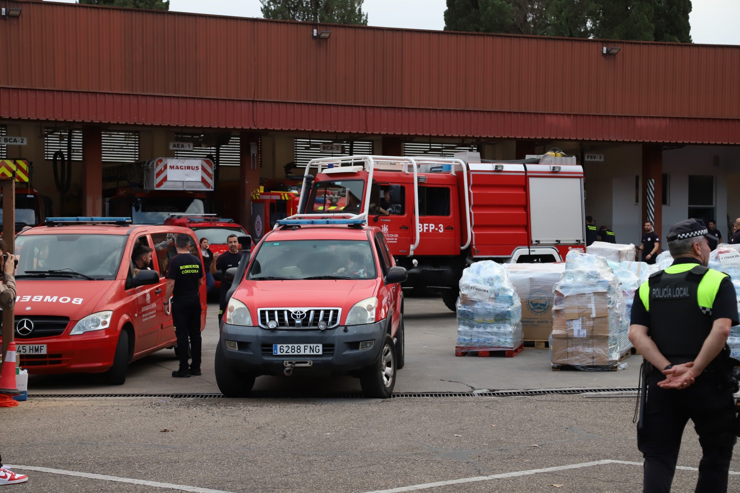 La despedida de los 22 bomberos de Córdoba hacia Valencia, en imágenes