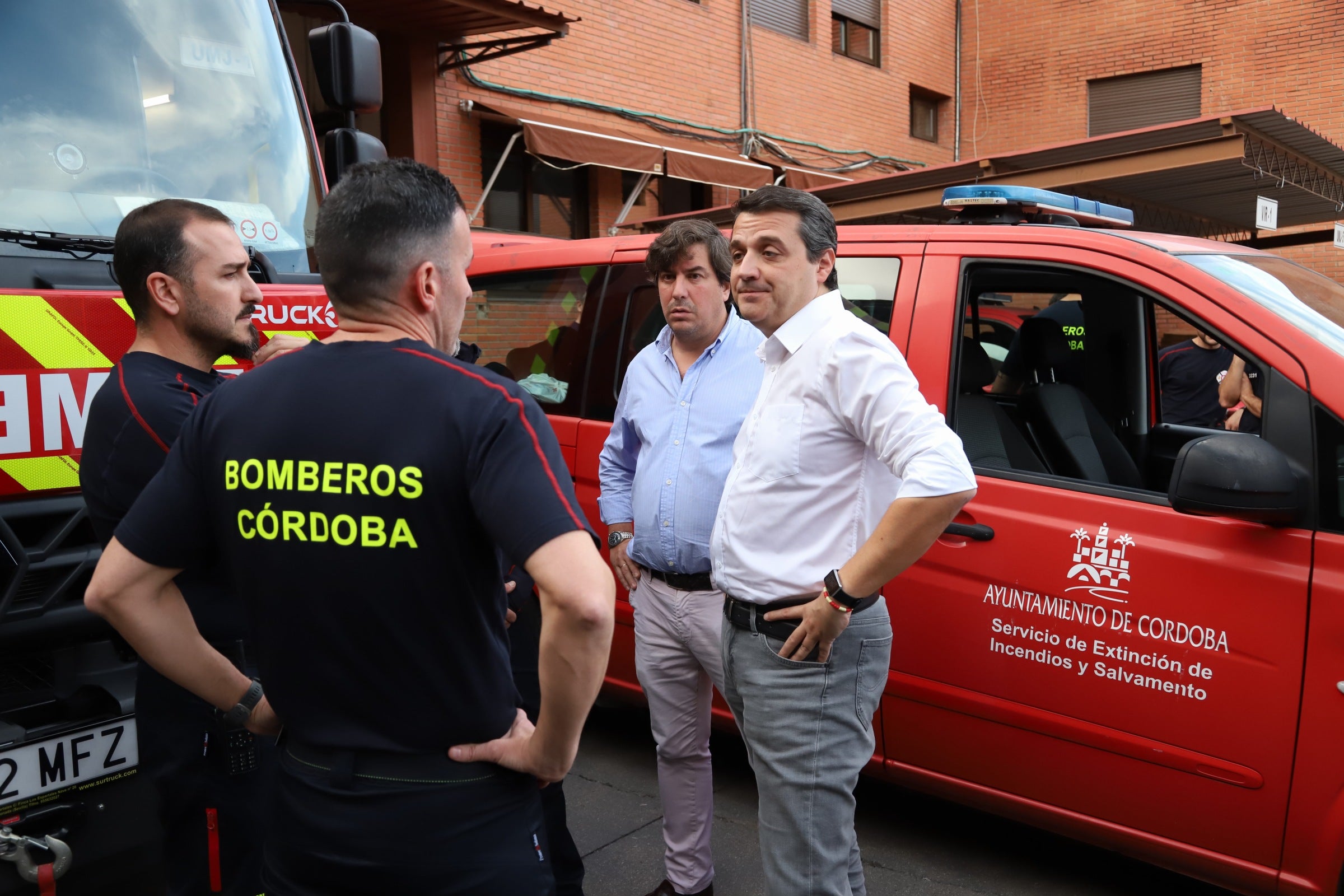 La despedida de los 22 bomberos de Córdoba hacia Valencia, en imágenes