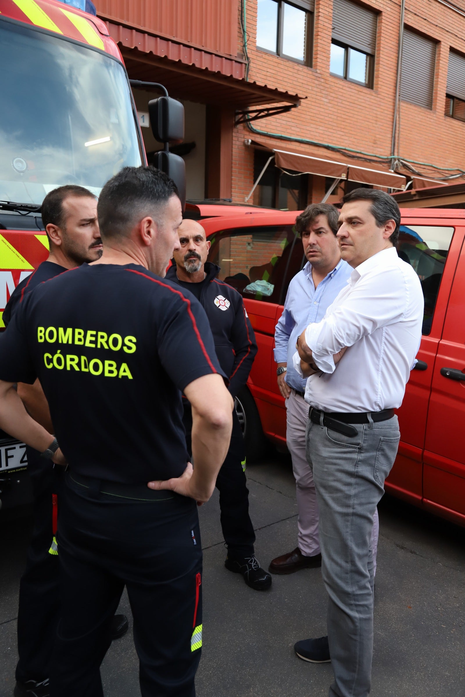 La despedida de los 22 bomberos de Córdoba hacia Valencia, en imágenes