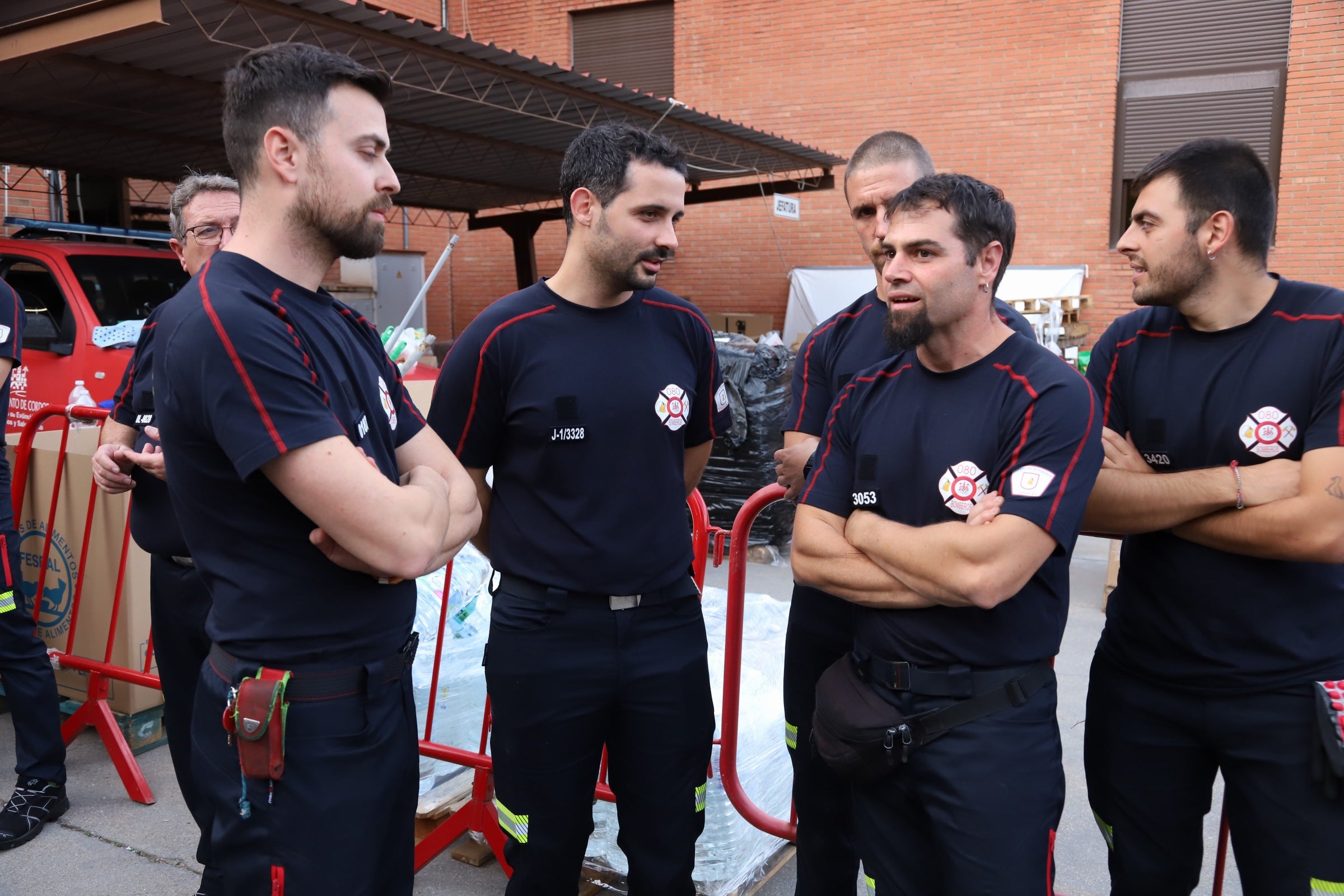 La despedida de los 22 bomberos de Córdoba hacia Valencia, en imágenes