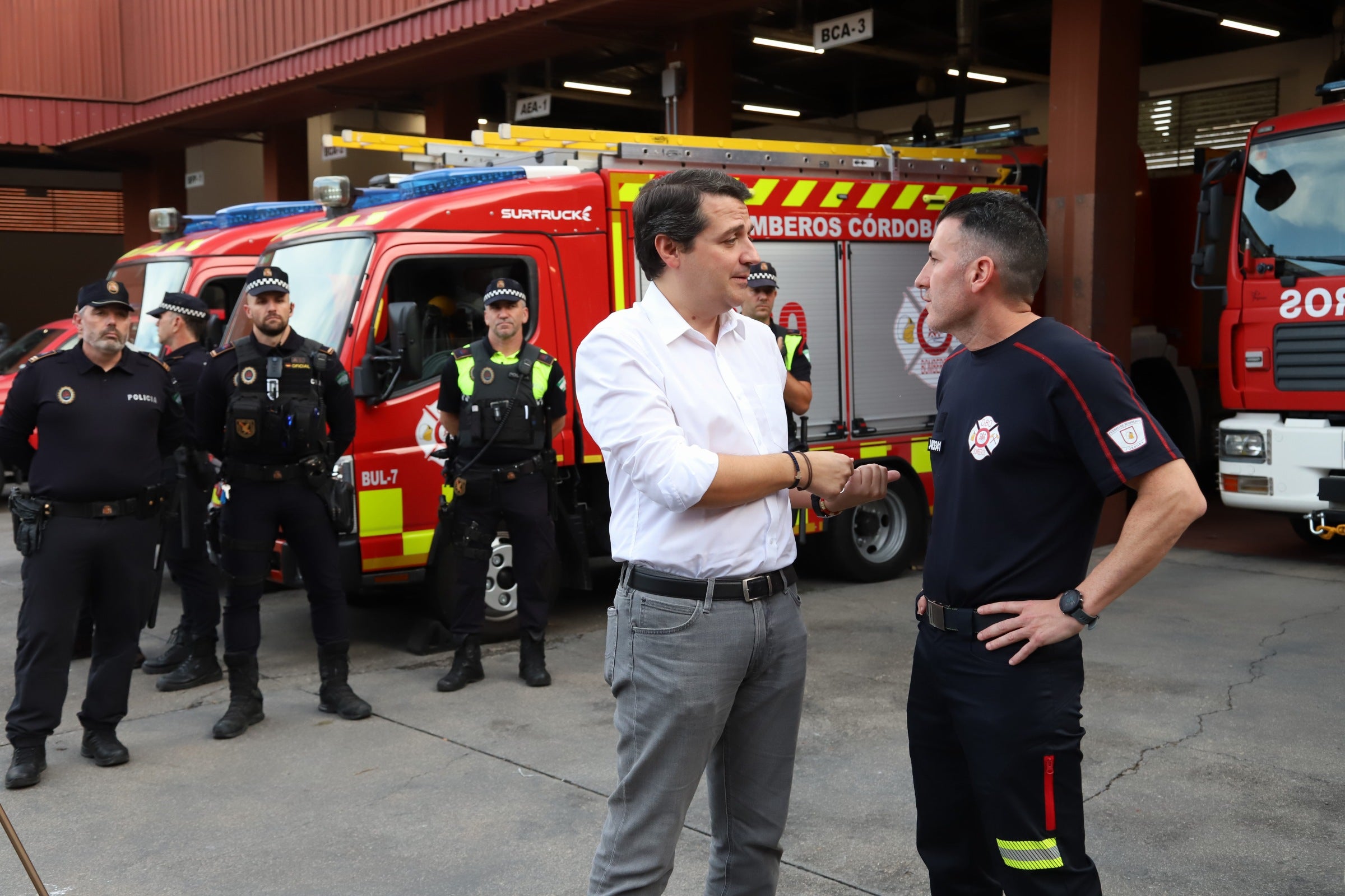 La despedida de los 22 bomberos de Córdoba hacia Valencia, en imágenes