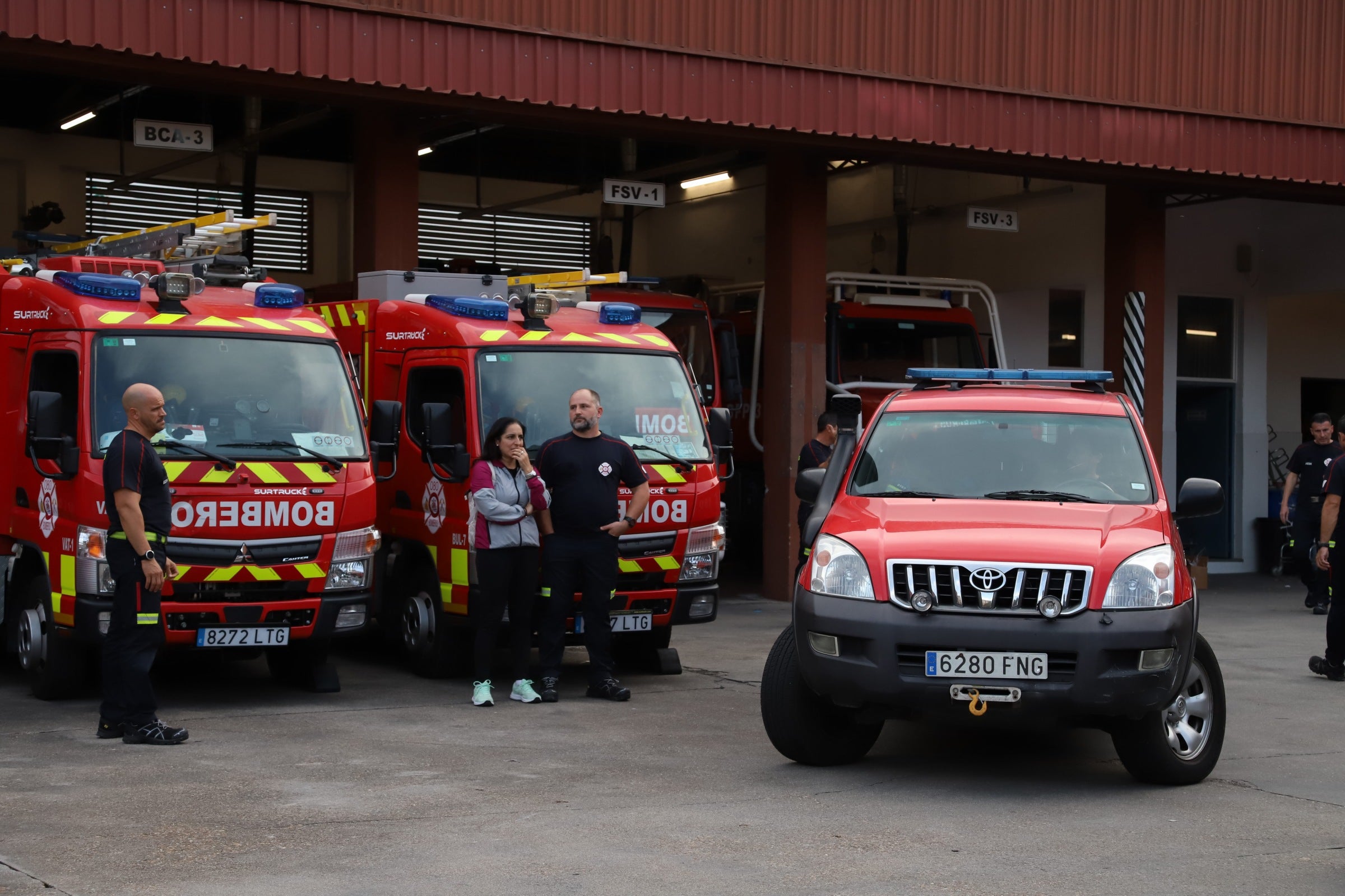 La despedida de los 22 bomberos de Córdoba hacia Valencia, en imágenes