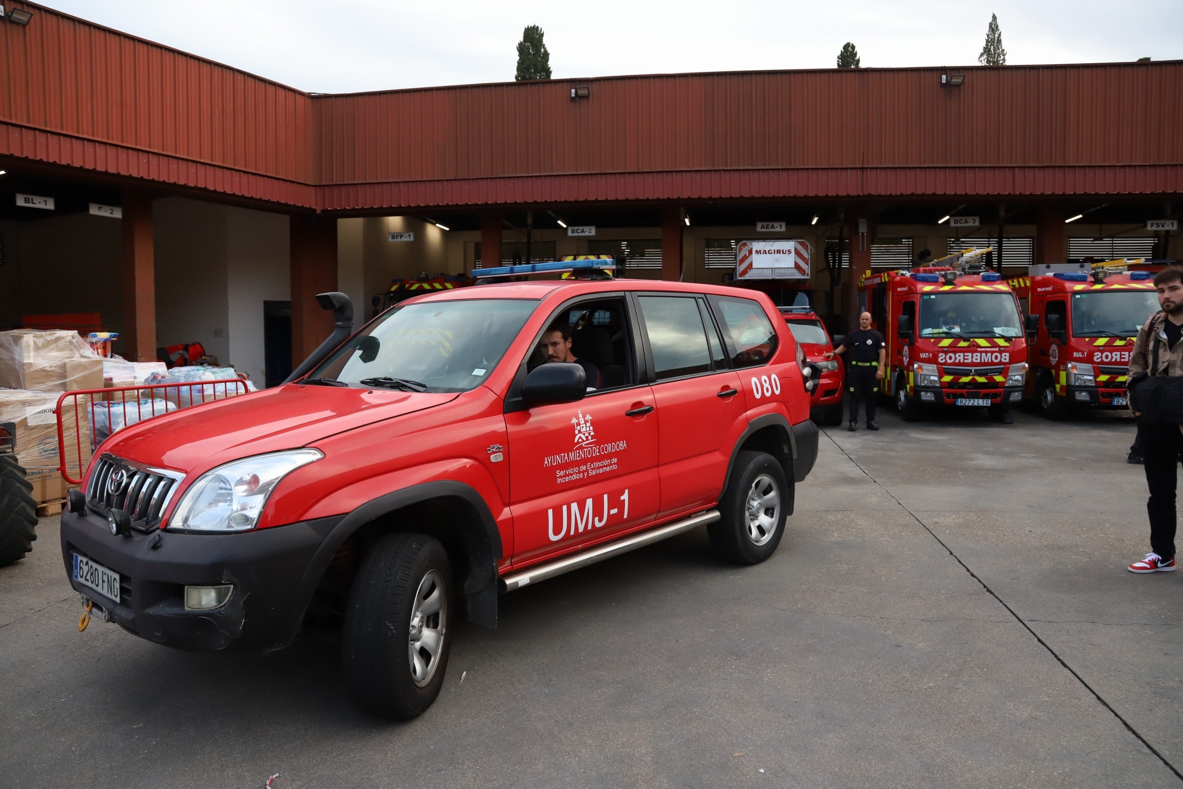 La despedida de los 22 bomberos de Córdoba hacia Valencia, en imágenes