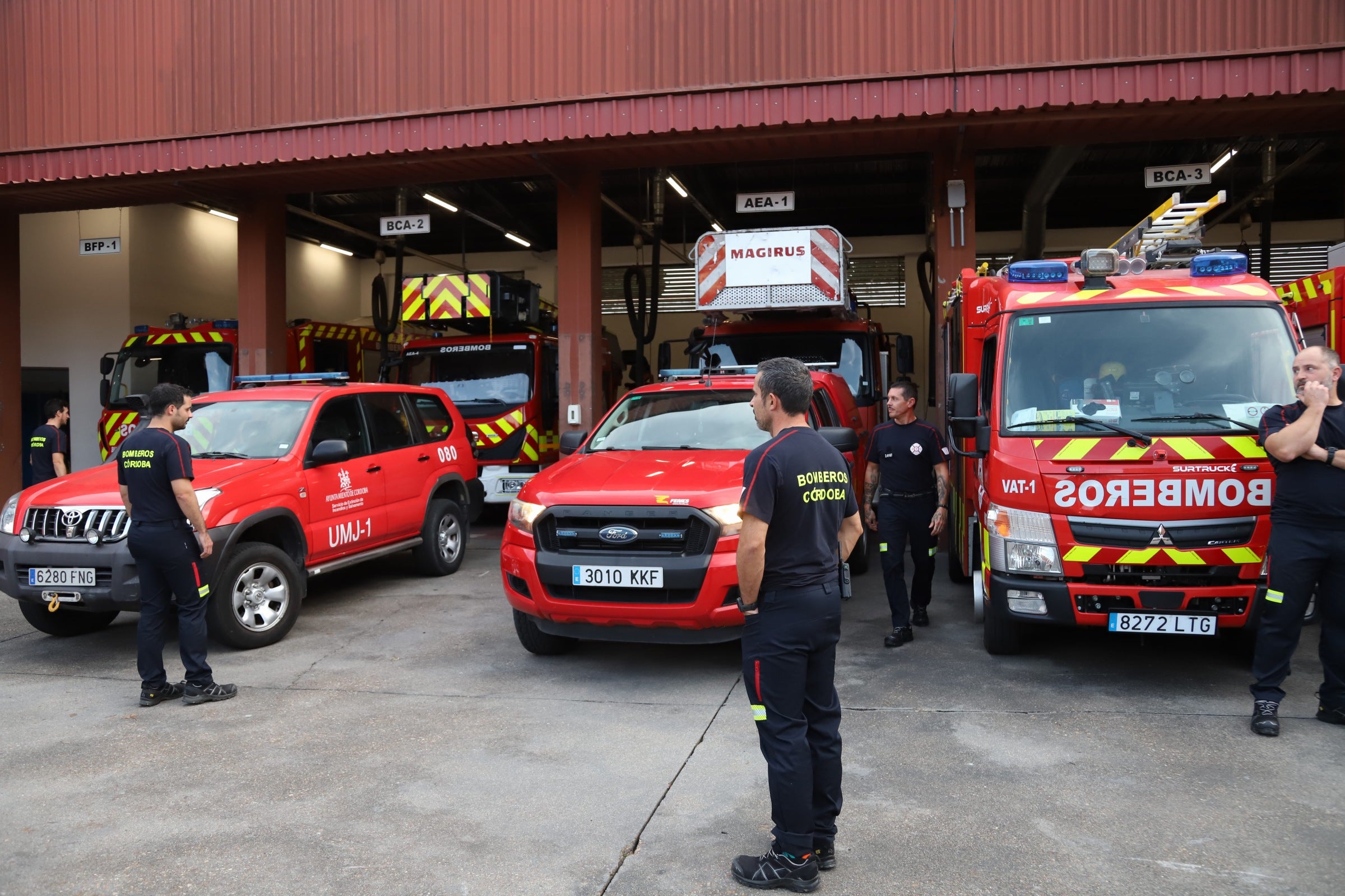 La despedida de los 22 bomberos de Córdoba hacia Valencia, en imágenes