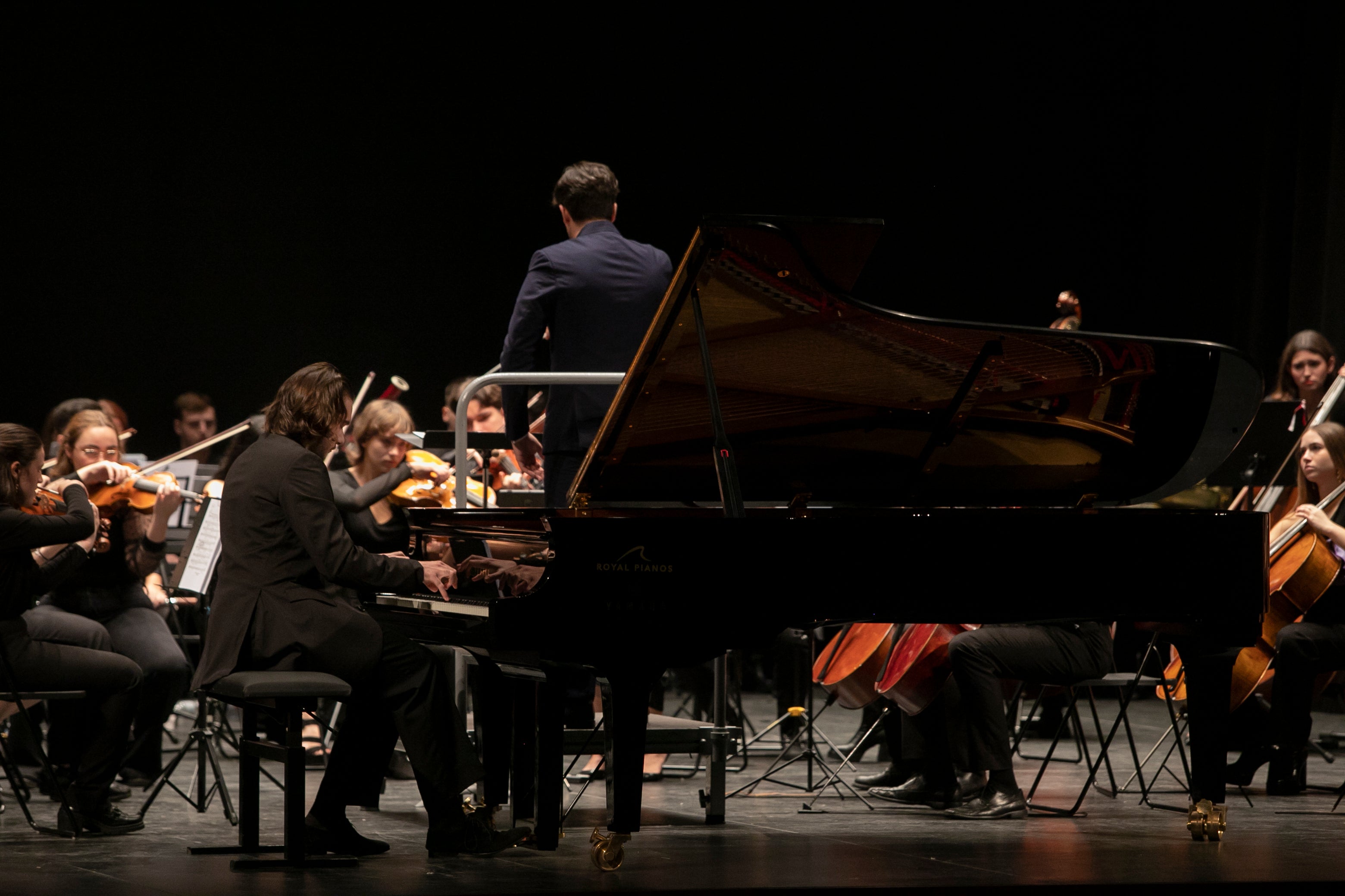 El concierto de Emin Kiourktchian y la Orquesta Joven de Córdoba, en imágenes