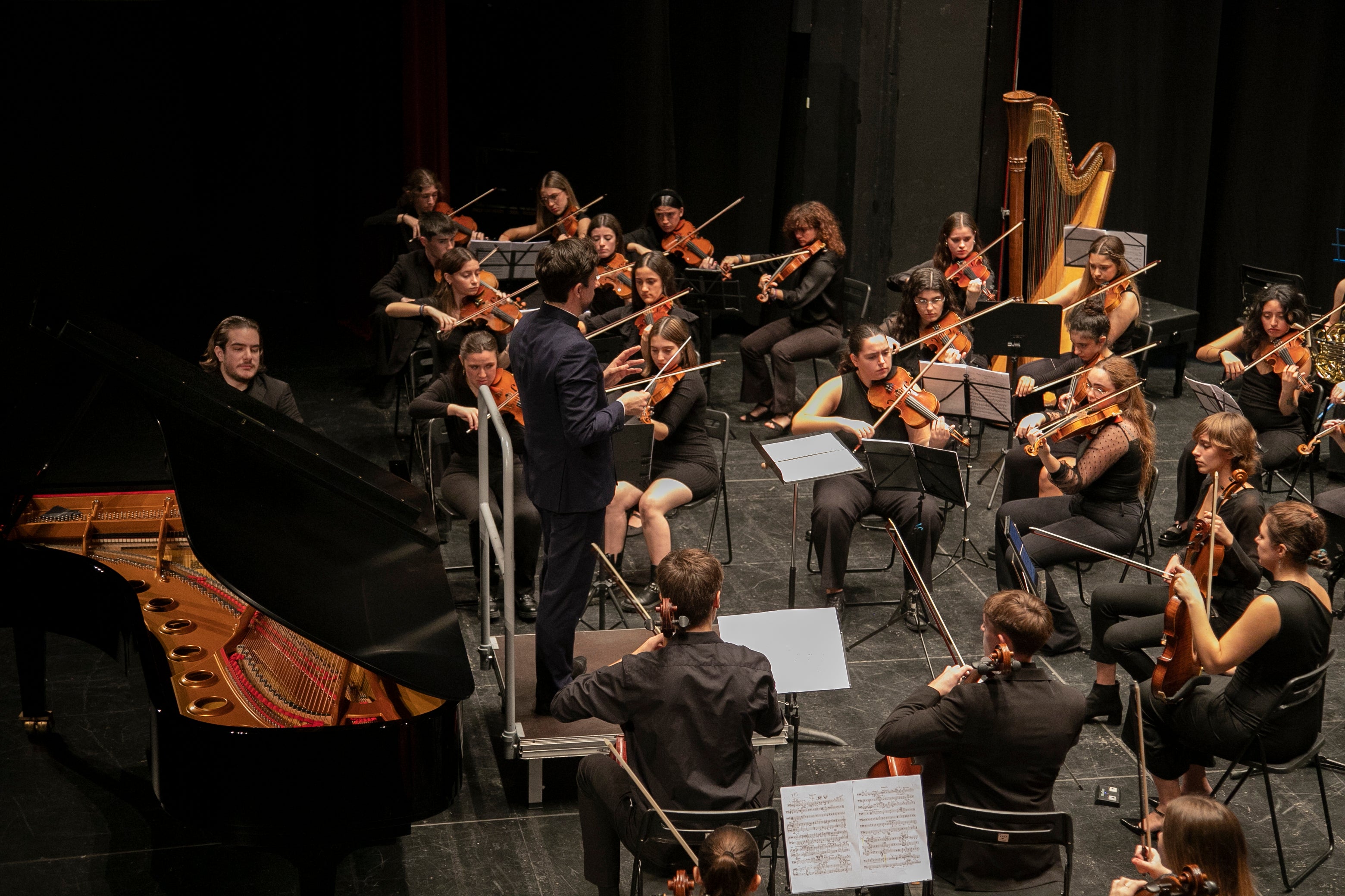 El concierto de Emin Kiourktchian y la Orquesta Joven de Córdoba, en imágenes