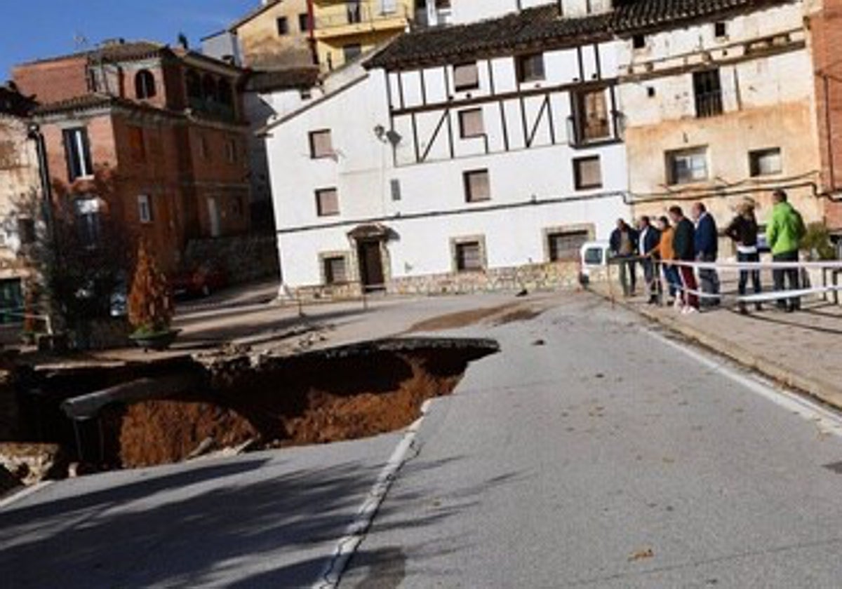 Cortan el paso a peatones por el puente de la carretera CM-215 en la travesía de Landete