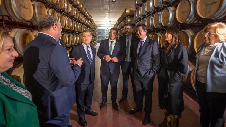 El consejero de Agricultura, de espaldas, junto al presidente Page y otras autoridades, en Bodegas Yuntero