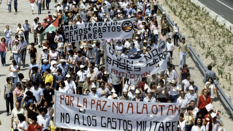 Año 1982. Marcha Anti-OTAN en dirección a la base militar de Torrejón de Ardoz