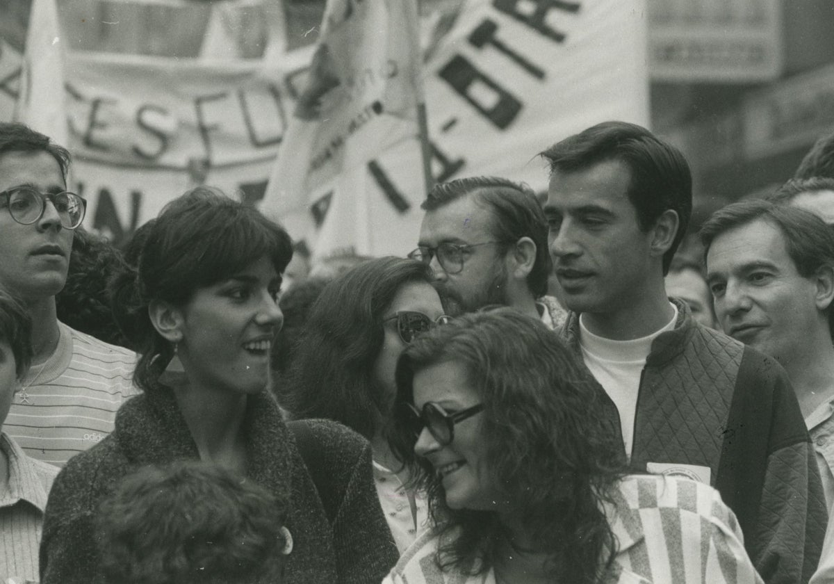 Manifestación anti-OTAN en el año 1985. Entre los asistentes, Imanol Arias y Pastora Vega