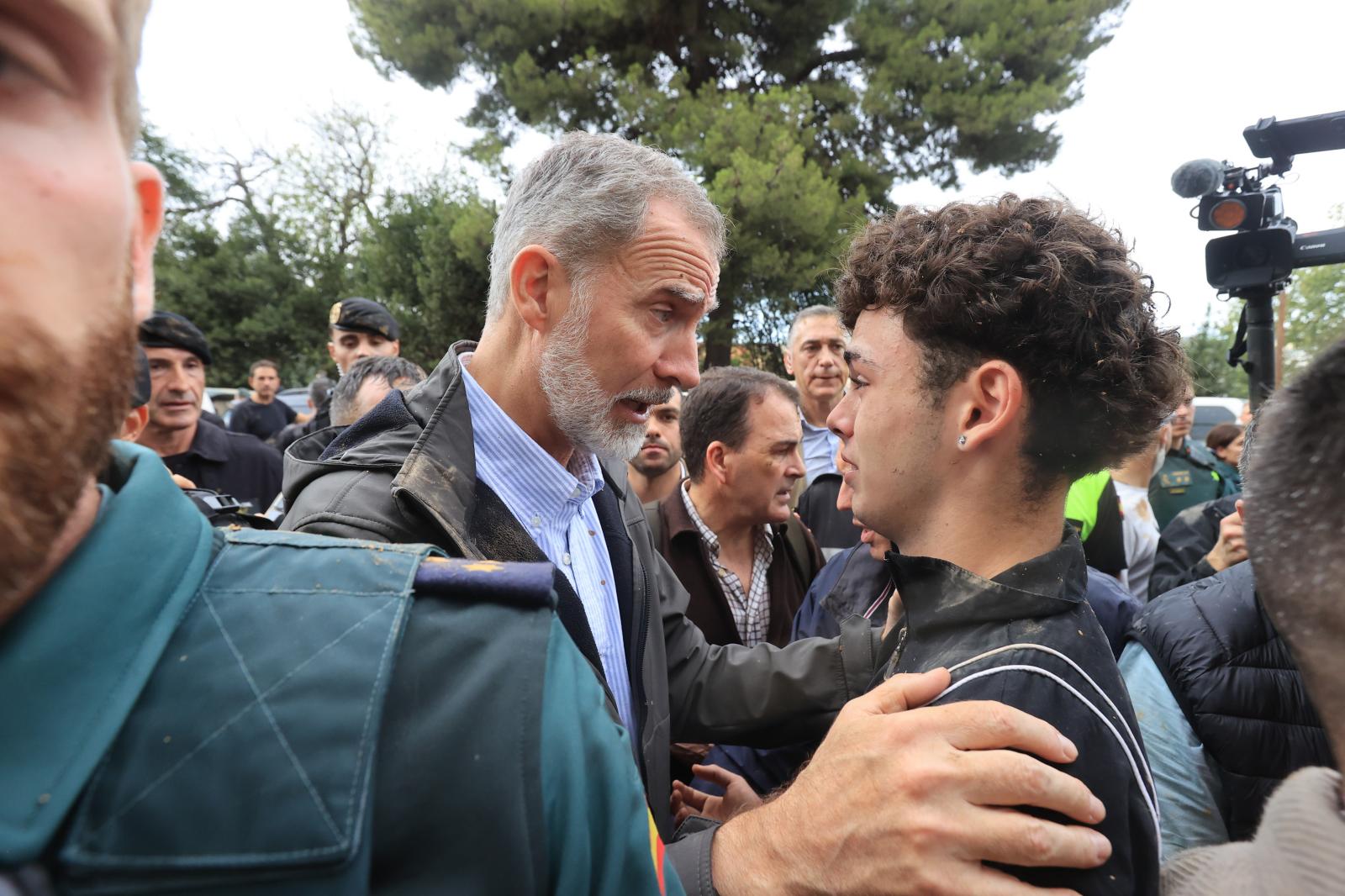 El Rey intentando consolar la impotencia de los vecinos de Paiporta