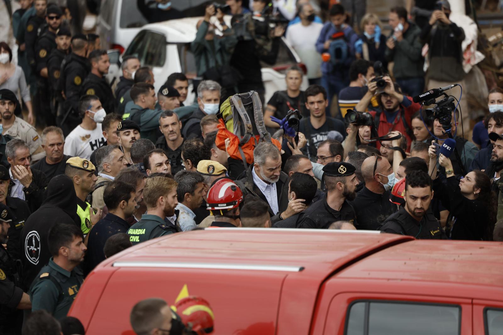 El Rey Felipe VI habla con uno de los vecinos afectados por la riada