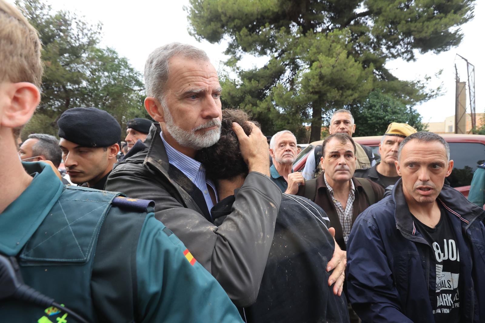 El Rey abraza a uno de los vecinos de Paiporta