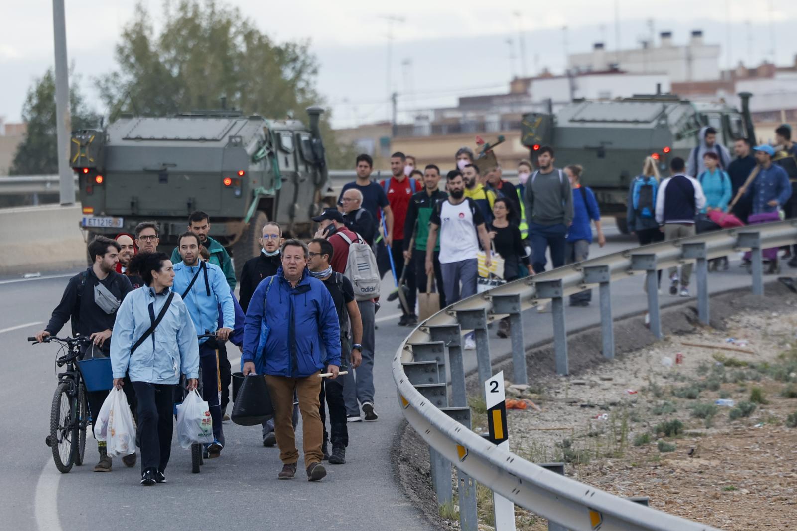 Voluntarios salen desde Valencia en dirección a Paiporta para colaborar en las labores de limpieza y reconstrucción de las zonas afectadas por la dana, este domingo