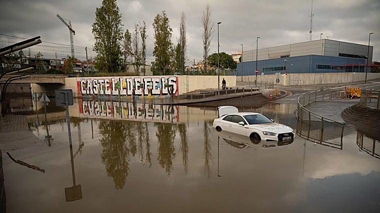 El coche del que ha sido rescatado el conductor, en la C-32