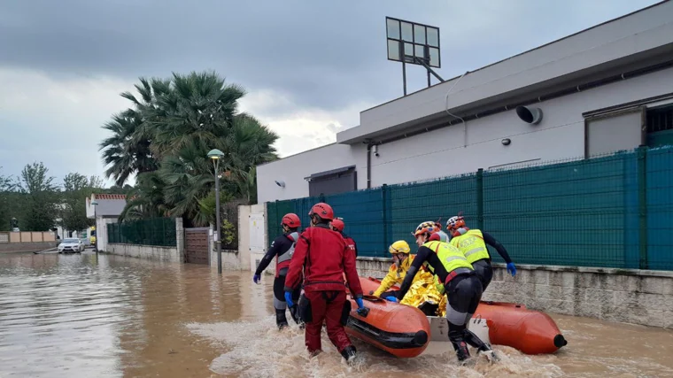 Los bomberos evacúan a una persona que necesitaba asistencia sanitaria en Mora d'Ebre