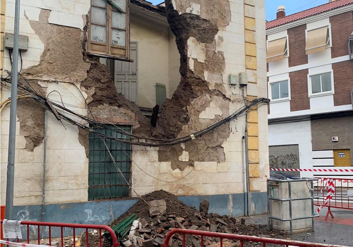 Aspecto de la calle y la casa parte de cuya fachada cayó la semana pasada en Huerta de la Reina