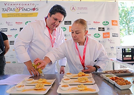 Imagen secundaria 1 - Arriba, Concurso de San Lesmes, en Burgos. Sobre estas líneas, Campeonato de Tapas y Pinchos 'Memorial Erika Sánchez Adán', que tiene lugar en Palencia, y elaboración del Concurso Oficial de Pinchos y Tapas de Castilla y León