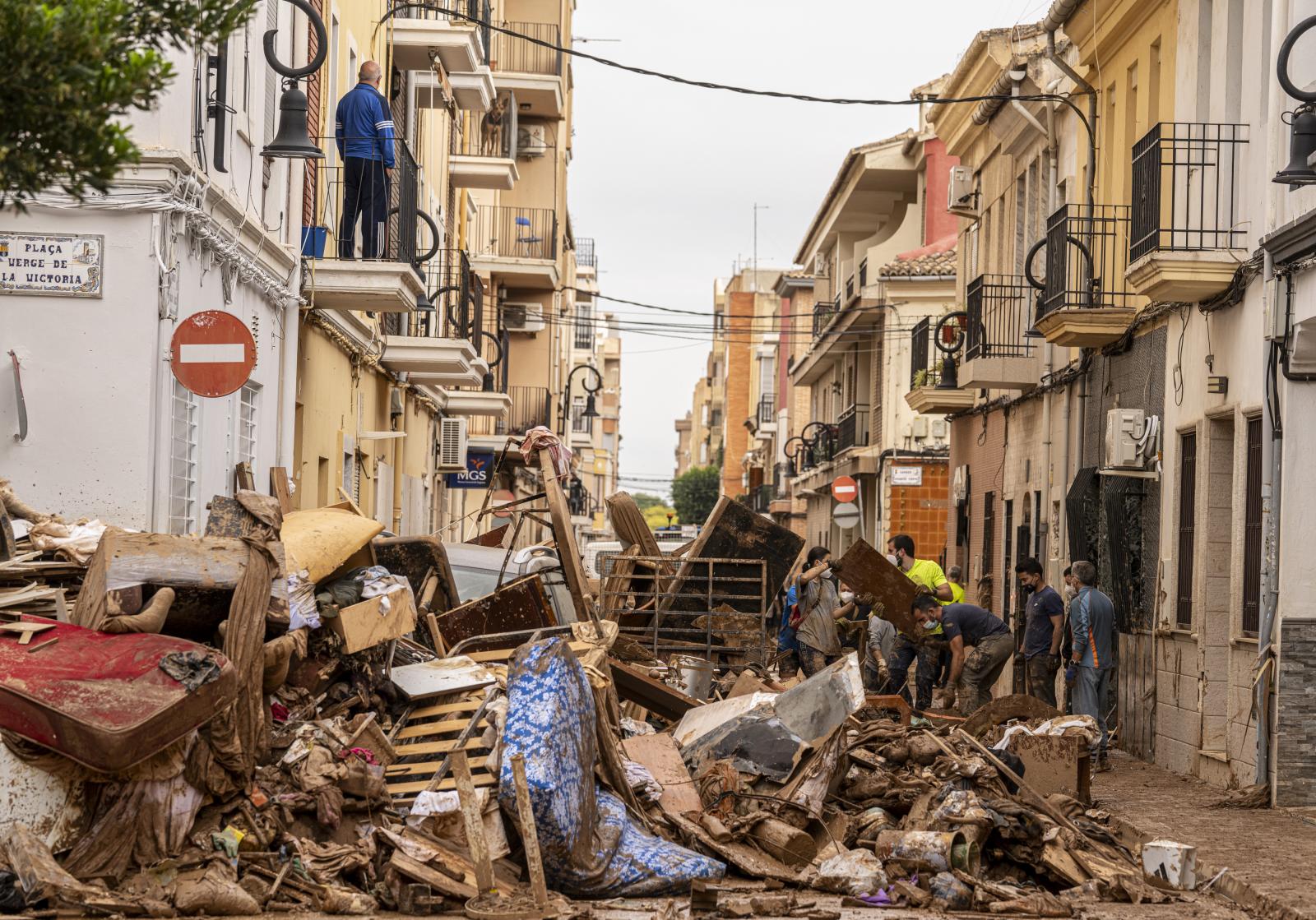 ecinos y voluntarios limpiandos los desperfectos de la DANA en Aldaia, Valencia