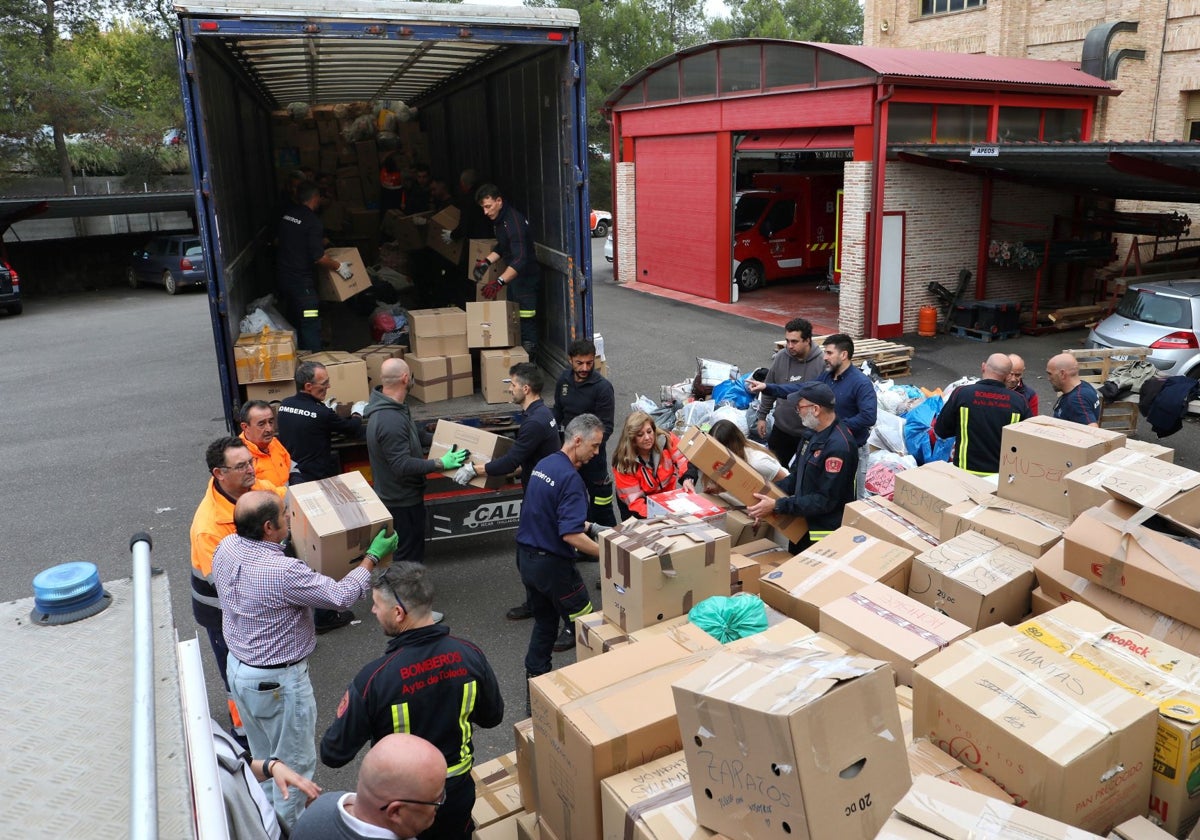 Operarios preparan las cajas de envío con destino a Valencia