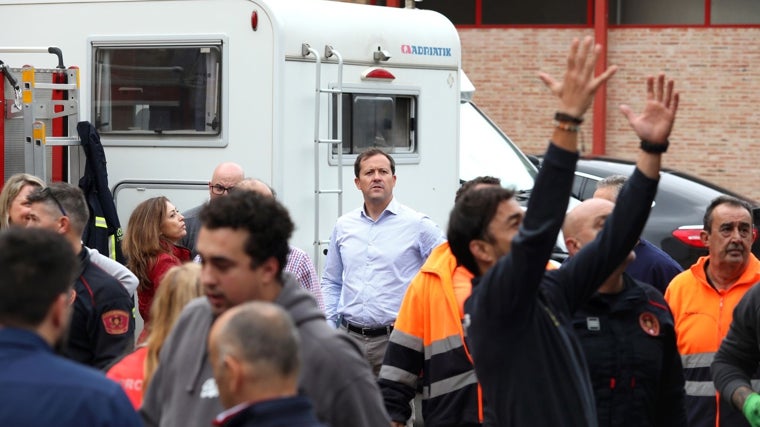 El alcalde de Toledo, Carlos Velázquez ha acudido al Parque de Bomberos de Toledo