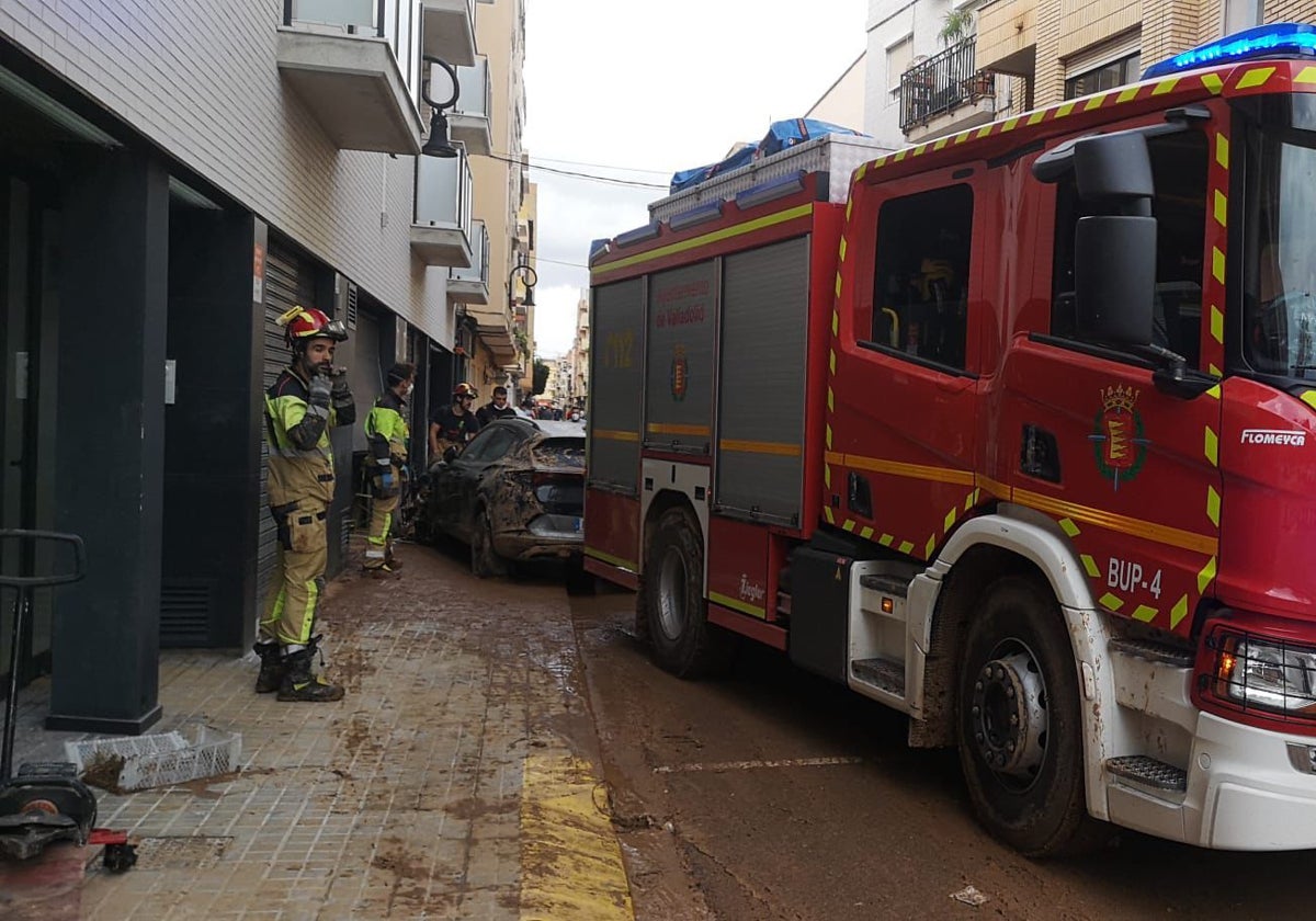 Equipo de bomberos enviado por el Ayuntamiento de Valladolid trabajando en una de las zonas afectadas por la DANA en Valencia