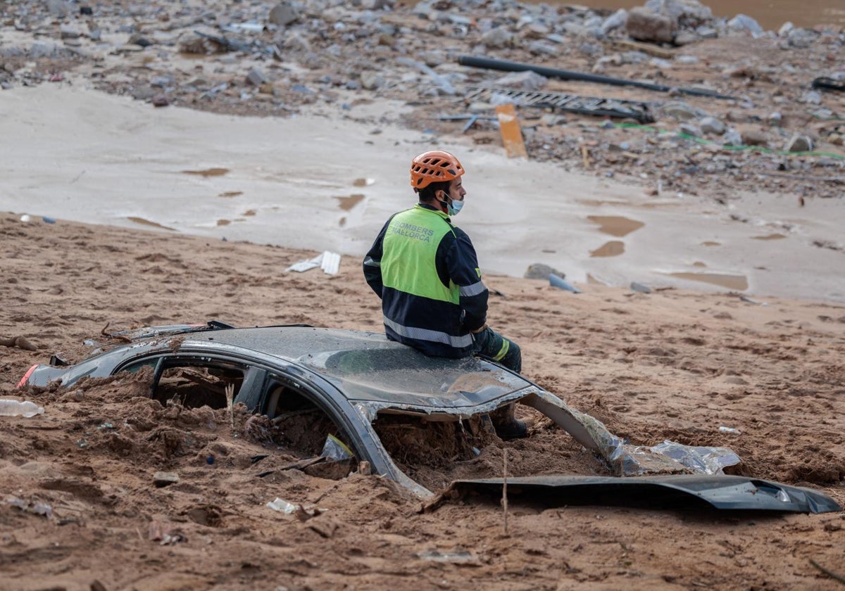 Los Servicios de Emergencias siguen buscando a los desaparecidos, en Paiporta, Valencia