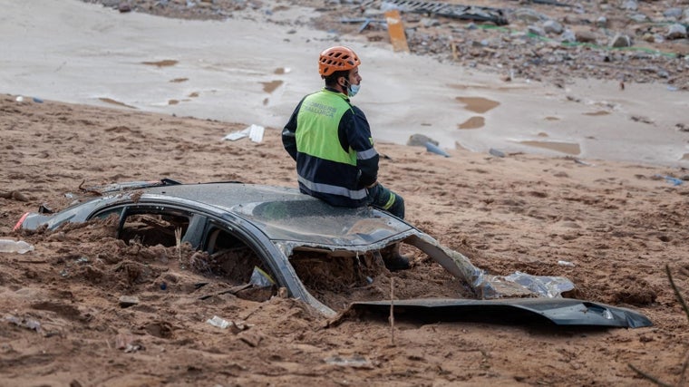 Los Servicios de Emergencias siguen buscando a los desaparecidos, en Paiporta, Valencia