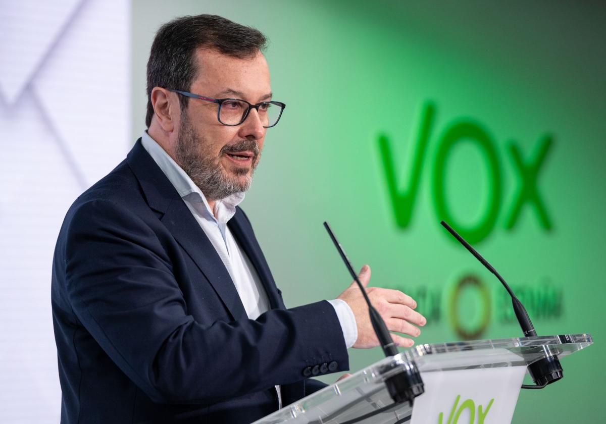 El portavoz de Vox, José Antonio Fúster, durante una rueda de prensa