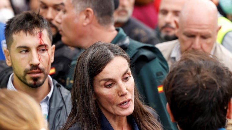 La Reina Letizia hablando con los vecinos de Paiporta