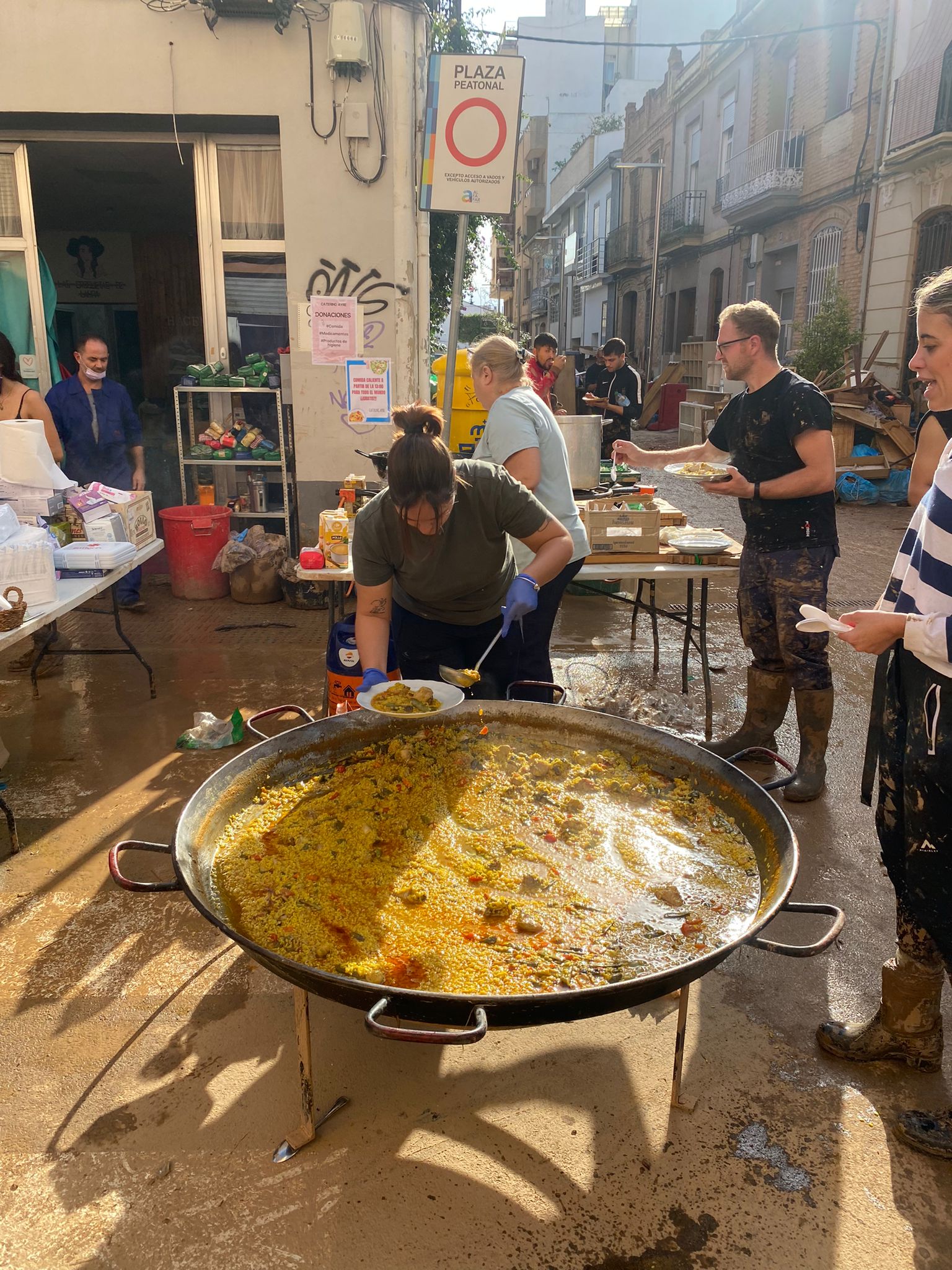 En Benetússer los vecinos han empezado a hacer paellas para  los voluntarios