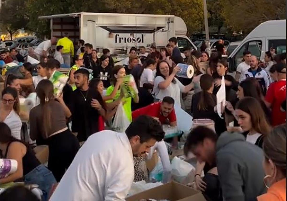 Numerosos jóvenes participaron en la recogida solidaria promovida por Carliyo y Natalia Palacios en Málaga