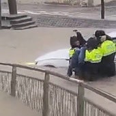 Los Mossos rescatan a un hombre atrapado en su coche en el área de Barcelona