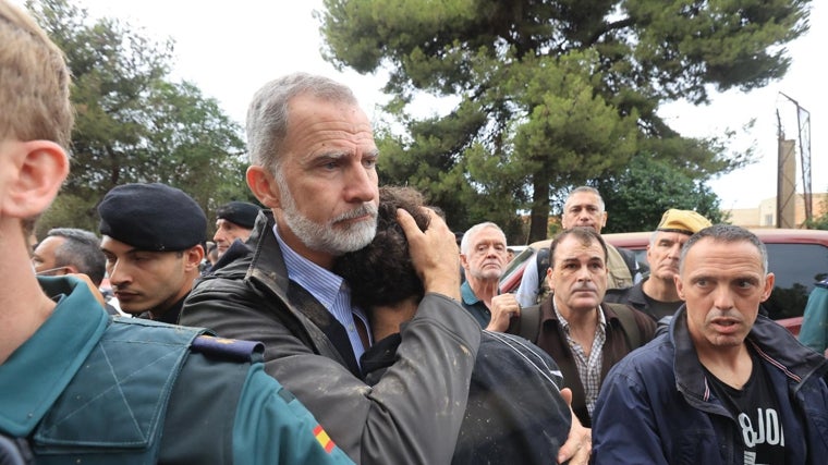 El Rey abraza a un vecino de Paiporta