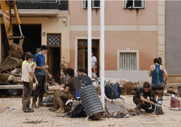 vecinos-voluntarios-limpieza-dana-RYMayalfB9DPPX3GBzVuVPJ-758x531@diario_abc.jpg