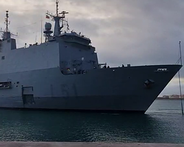 El buque anfibio Galicia llega a Valencia con infantes de marina, helicópteros y ayuda para los afectados por la DANA