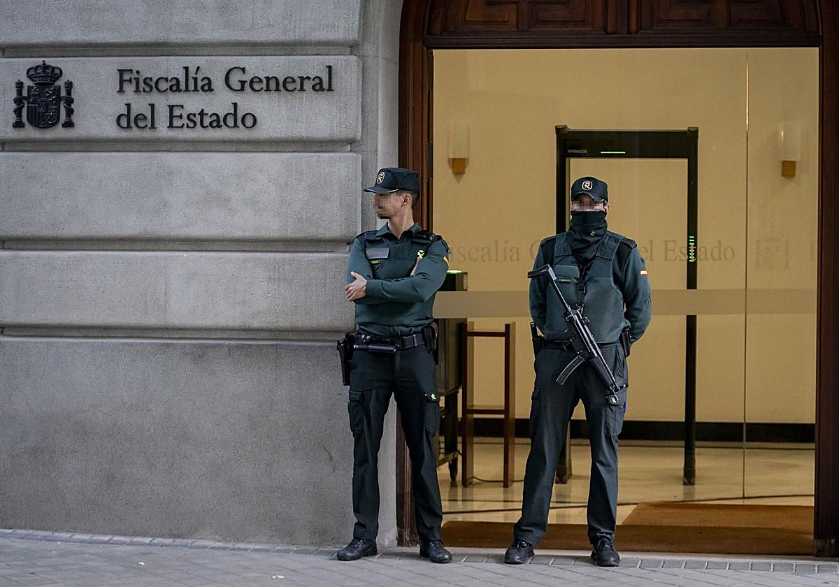 Dos agentes de la Guardia Civil en la Fiscalía General del Estado