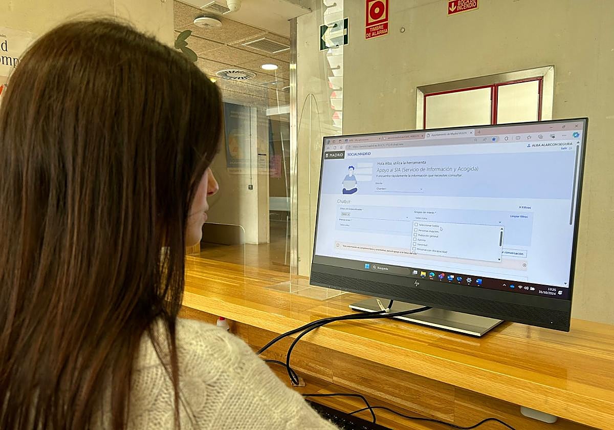 Profesional de uno de los centros de servicios sociales municipales usando la plataforma de InfoSIA