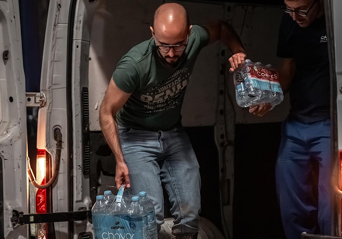 De camiseta verde, el alcalde de Algemesí ayudando tras el desastre de la DANA en Valencia